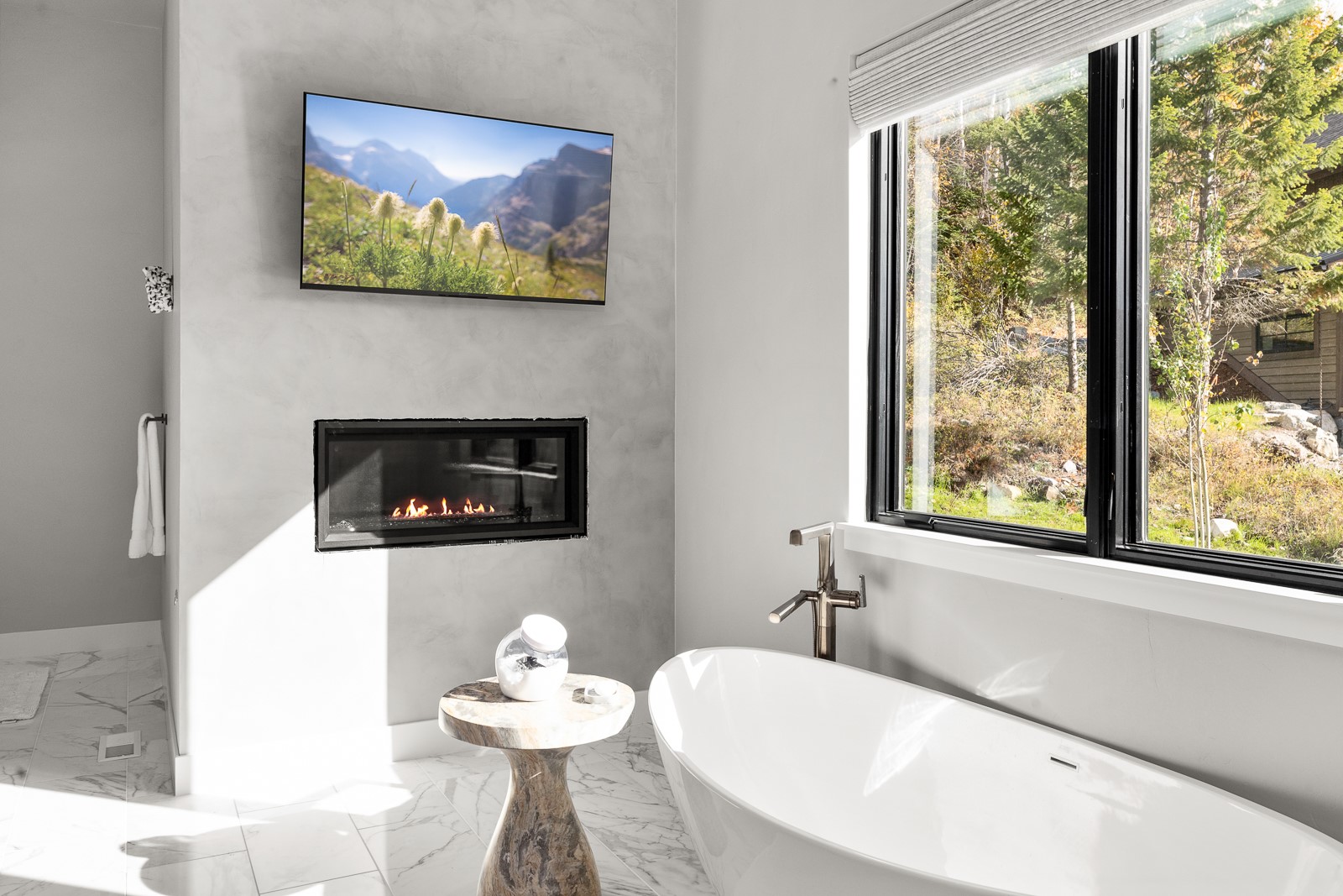 REAL ESTATE ROUNDUP: LUXURIOUS BATHROOMS