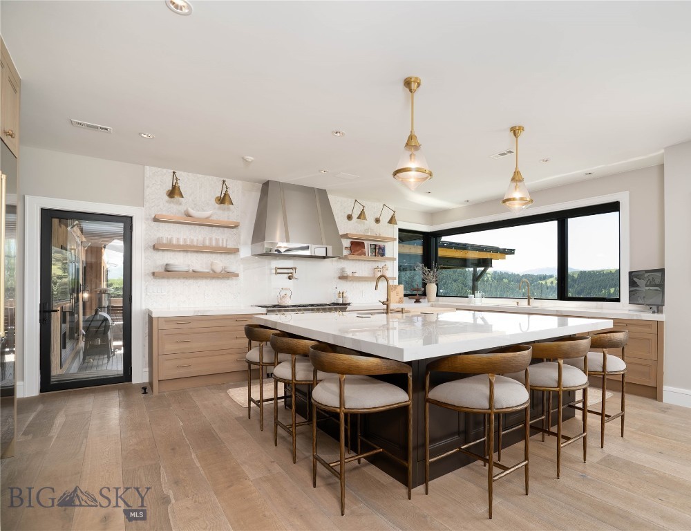 REAL ESTATE ROUNDUP: HOLIDAY-READY KITCHEN SPACES