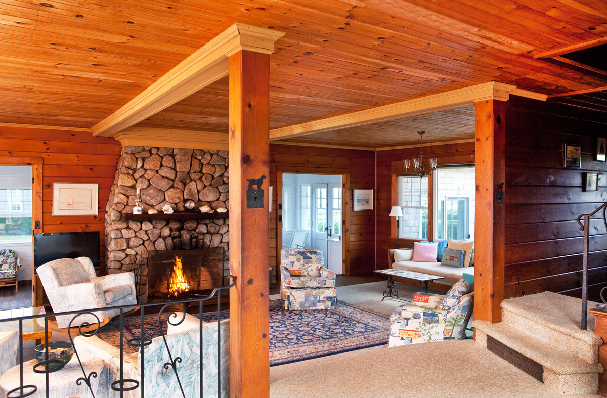 South Dartmouth Classic at Salters Point. Living room. MA1628_5