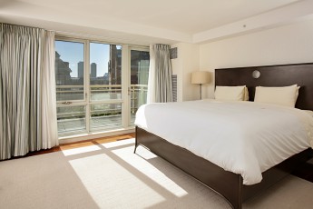 Master bedroom at The Residences as Battery Wharf MA1895_5