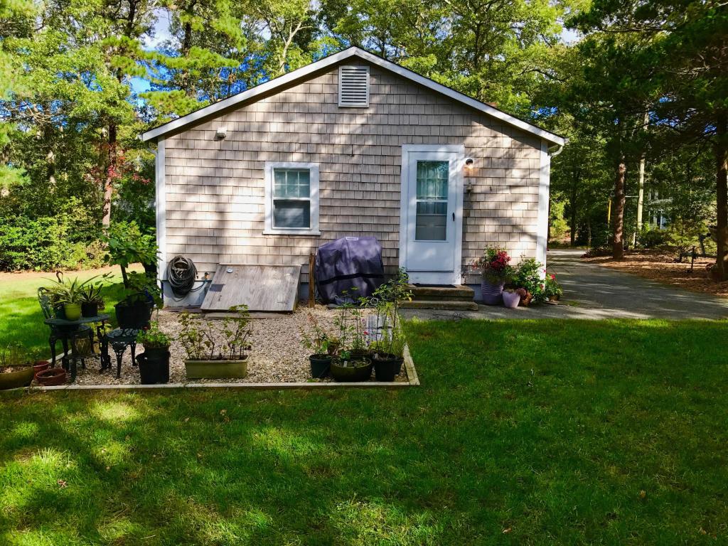 20 Lewis Street, Falmouth, MA 02536