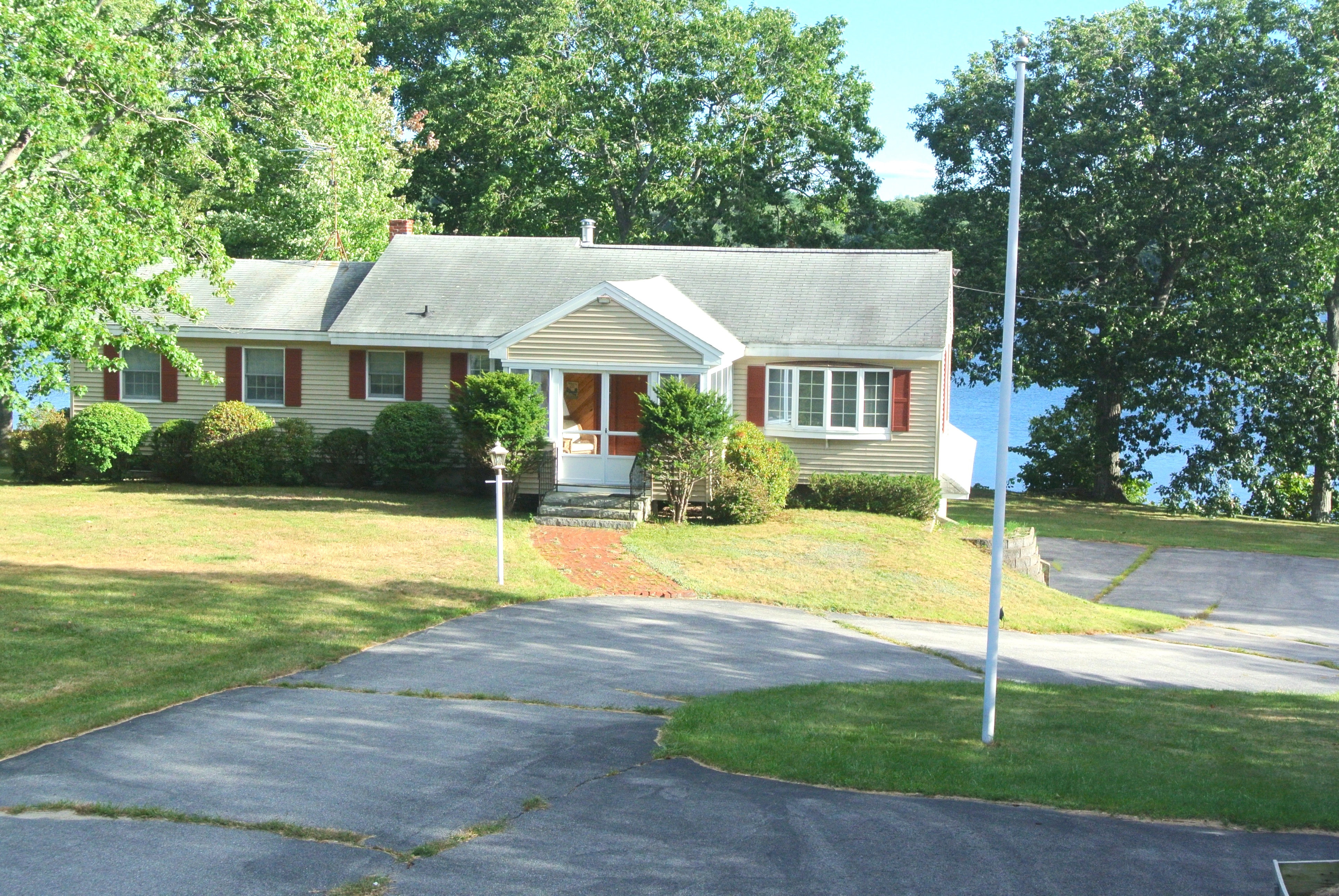Halfmoon Lake Real Estate, Halfmoon Lakefront home located in Alton,