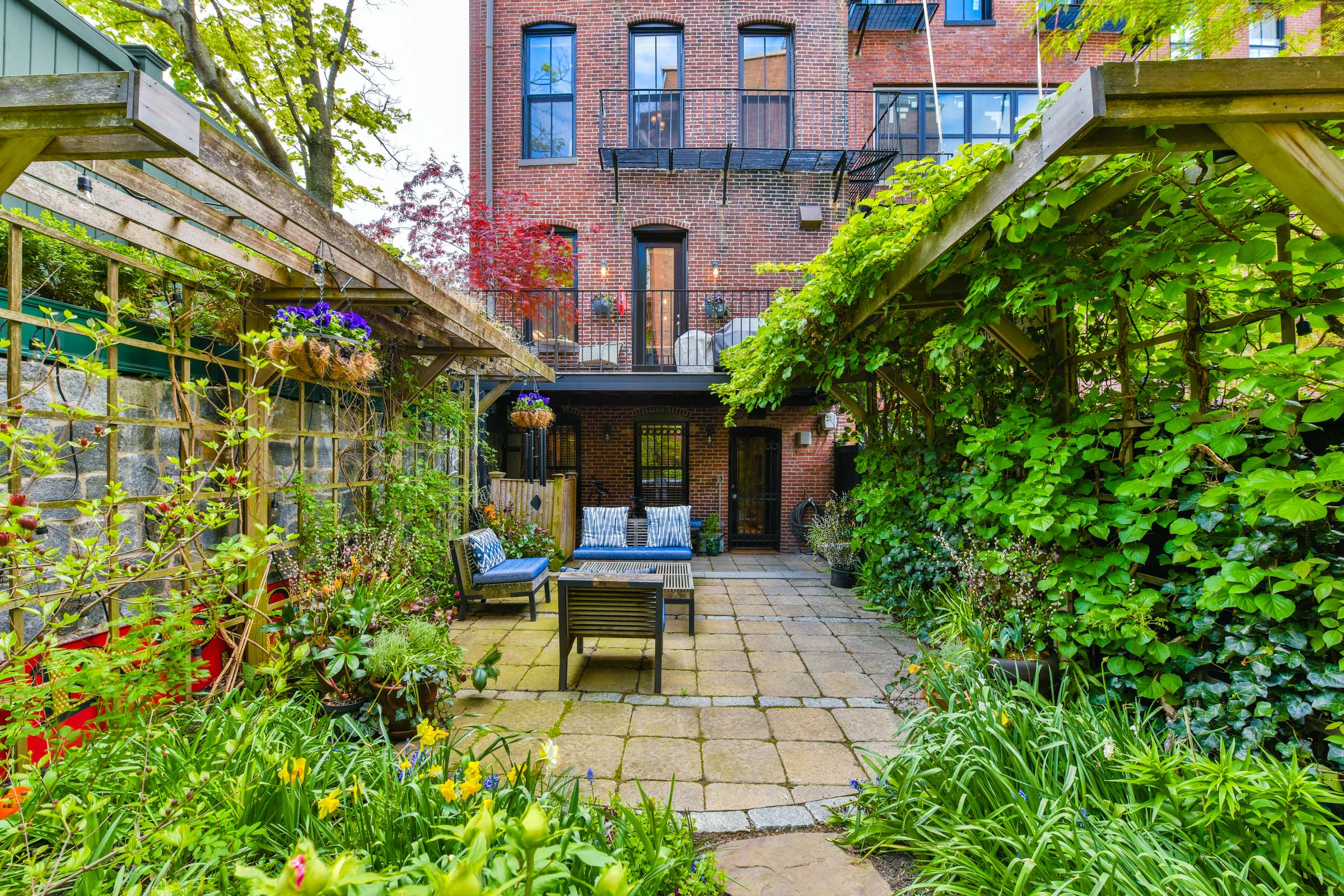 157 W Canton Street: Exterior
