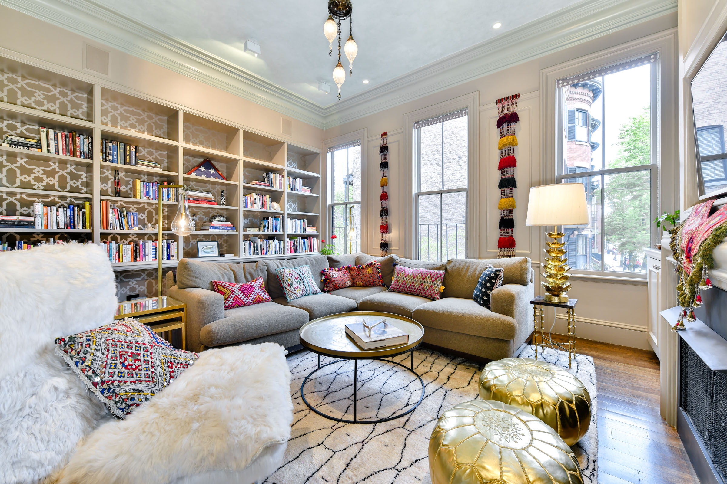 157 W Canton Street: Interior