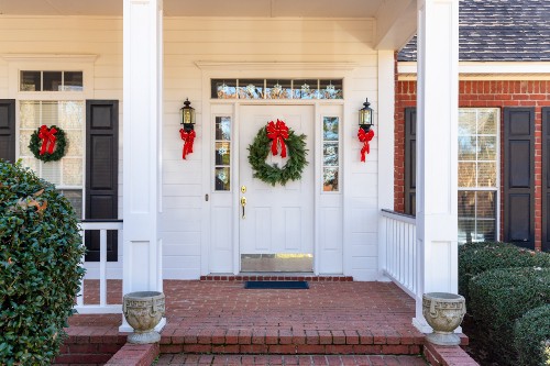 Simple Exterior Holiday Decor