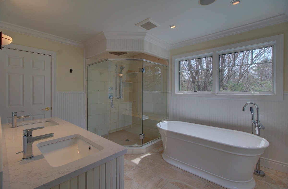 clawfoot tub bathroom staging tips