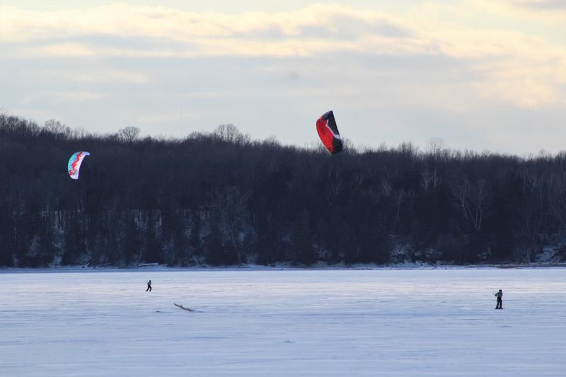 Kitesurfers on the Sandbar causeway south hero