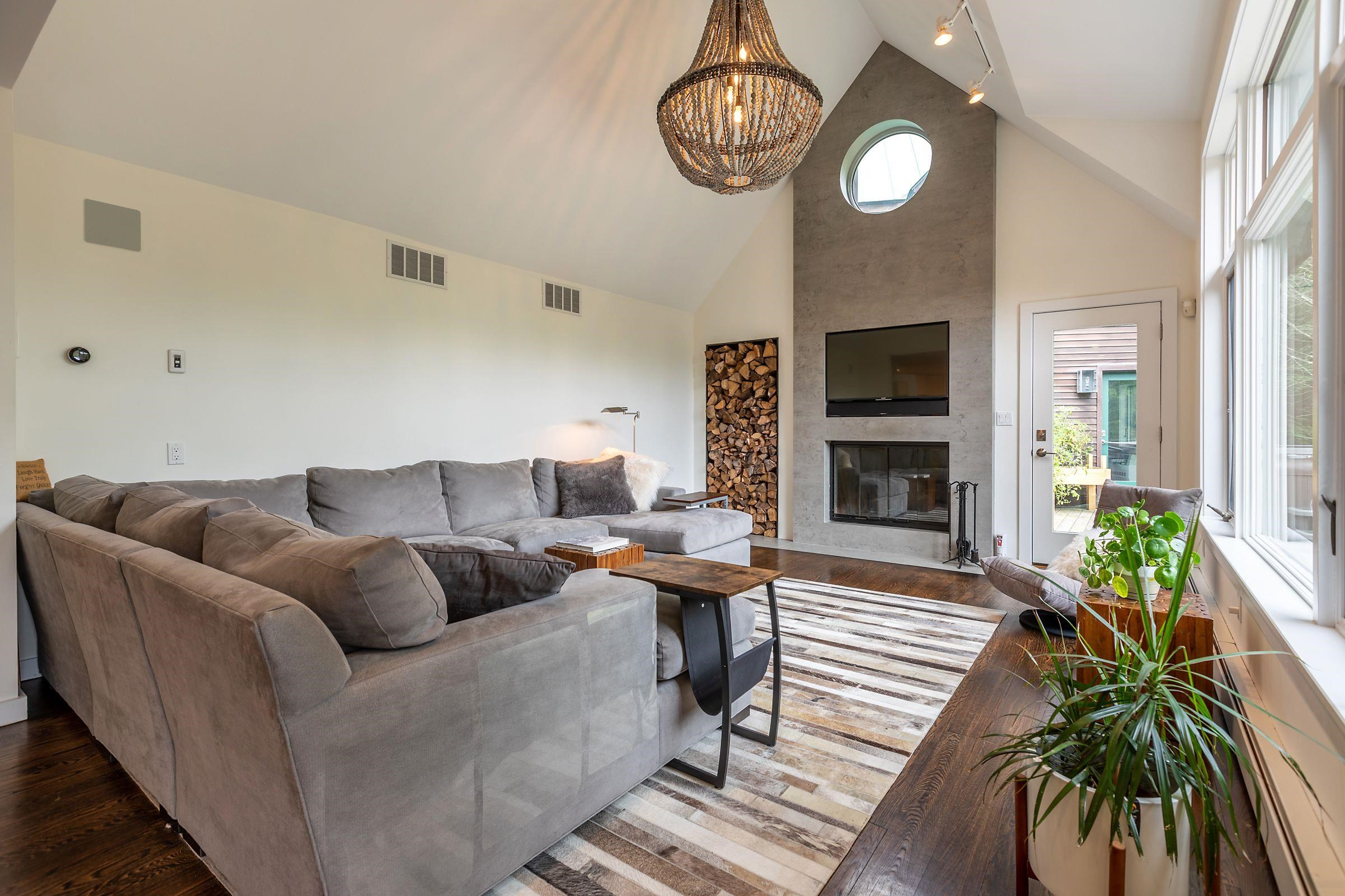 78 Farm Ridge Road - living room