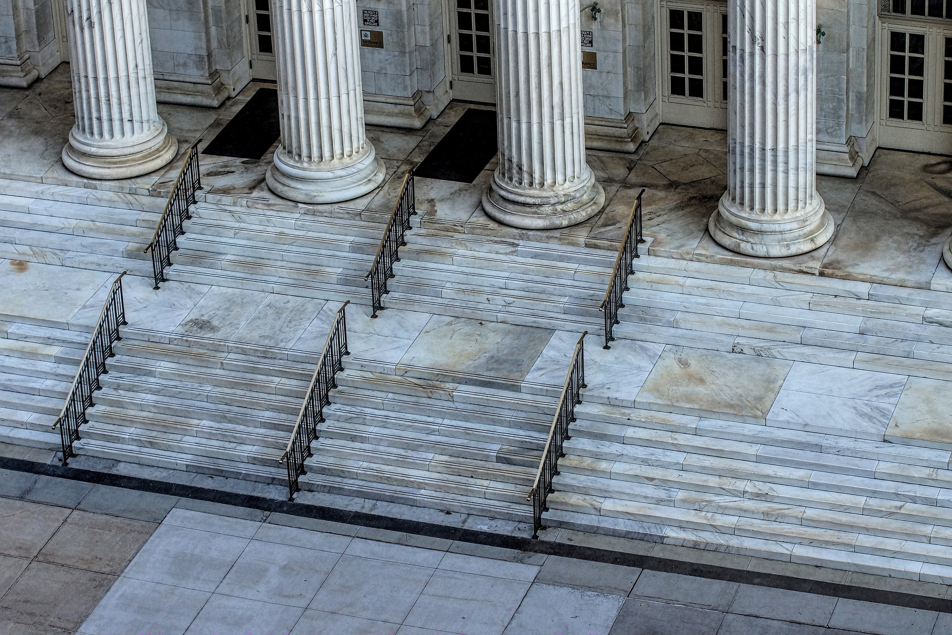 How to Purchase a Foreclosure on the Courthouse Steps