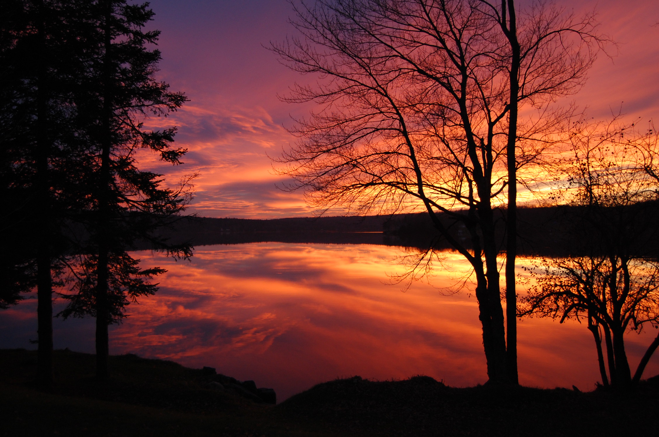 gorgeous view of many boats on the lake surrounded by rocks