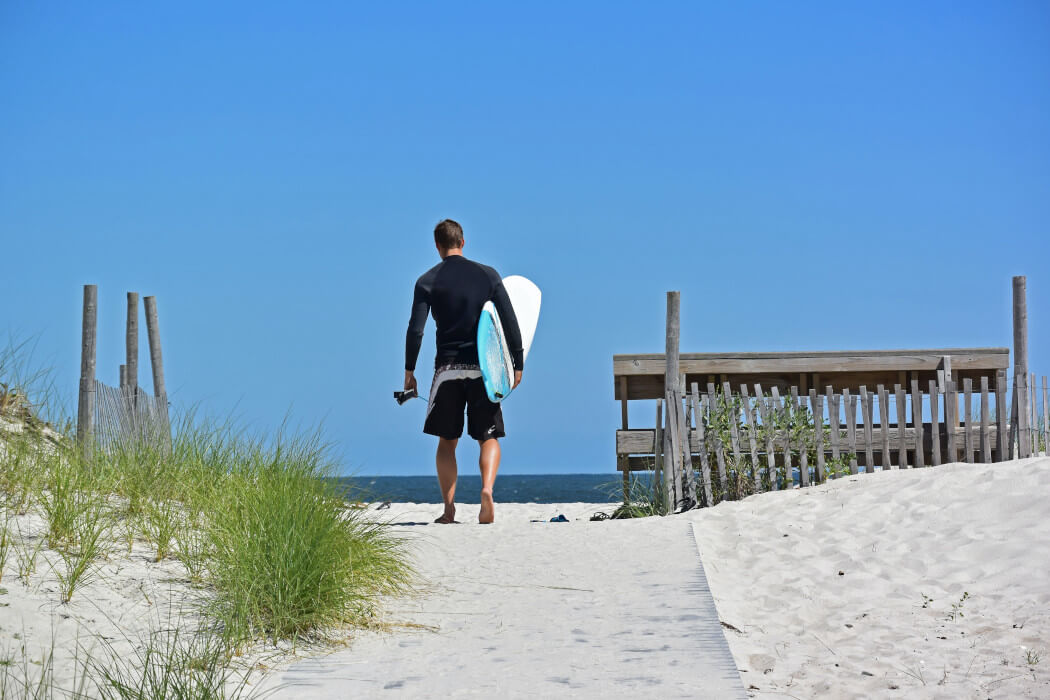 Man going to serfing