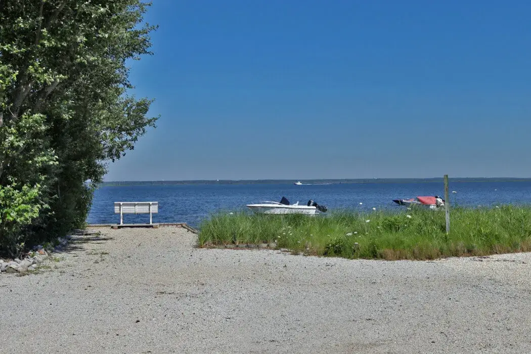Beachfront along the bay on Long Island Beach