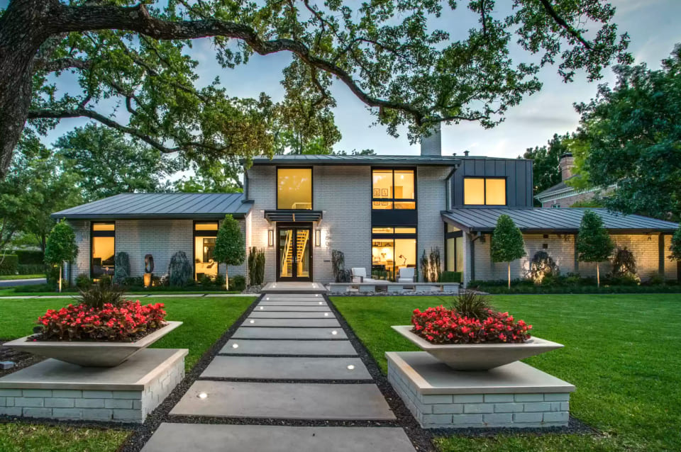 residential home exterior view