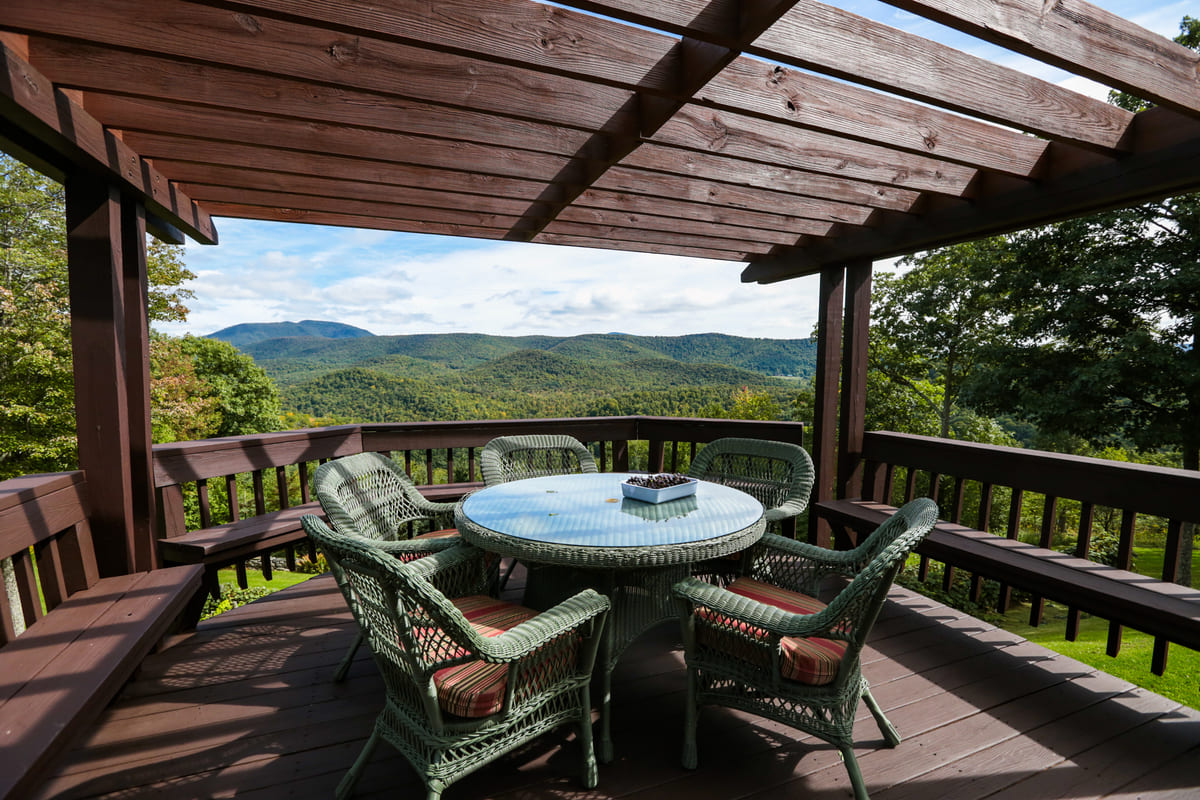 Deck Overlooking Mountains - Sandgate