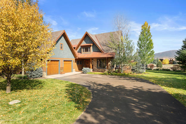 Front view of house and driveway at 600 Perry Ridge Road, Carbondale, CO