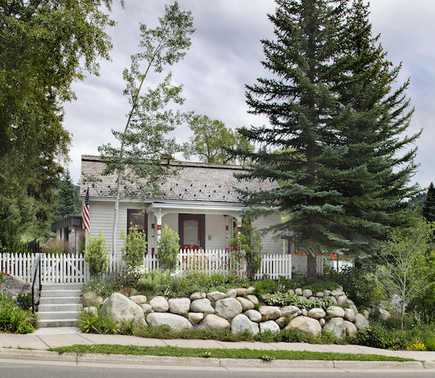 The street view of 114 Neale Avenue, Aspen, Colorado, a historic cabin recently renovated by led by celebrated architect Steev Wilson.