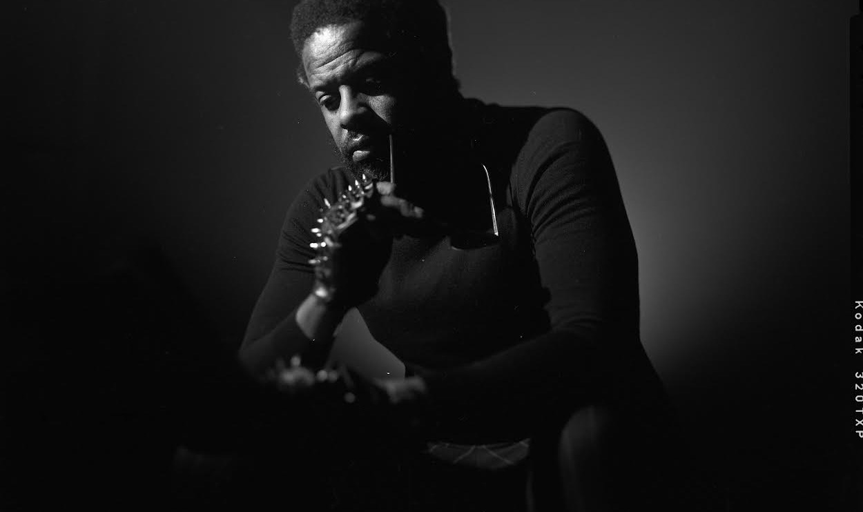 Blue Skies Turn Black présente: ADRIAN YOUNGE (LATE  SHOW) Logo