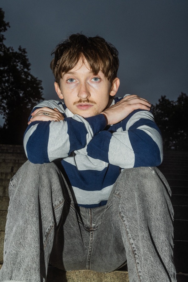 Hudson Freeman/ lots of hands/ youbet