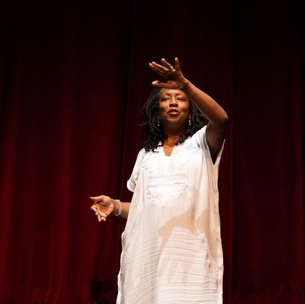 Fredella Mae's Daughter Is A Storyteller Logo