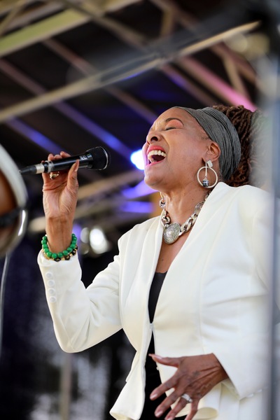Linda Theus-Lee's Big Band: LTL Sings and Swings Logo