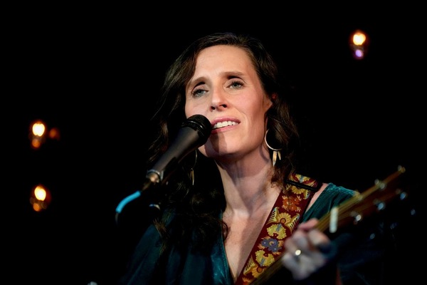 Edie Carey Logo