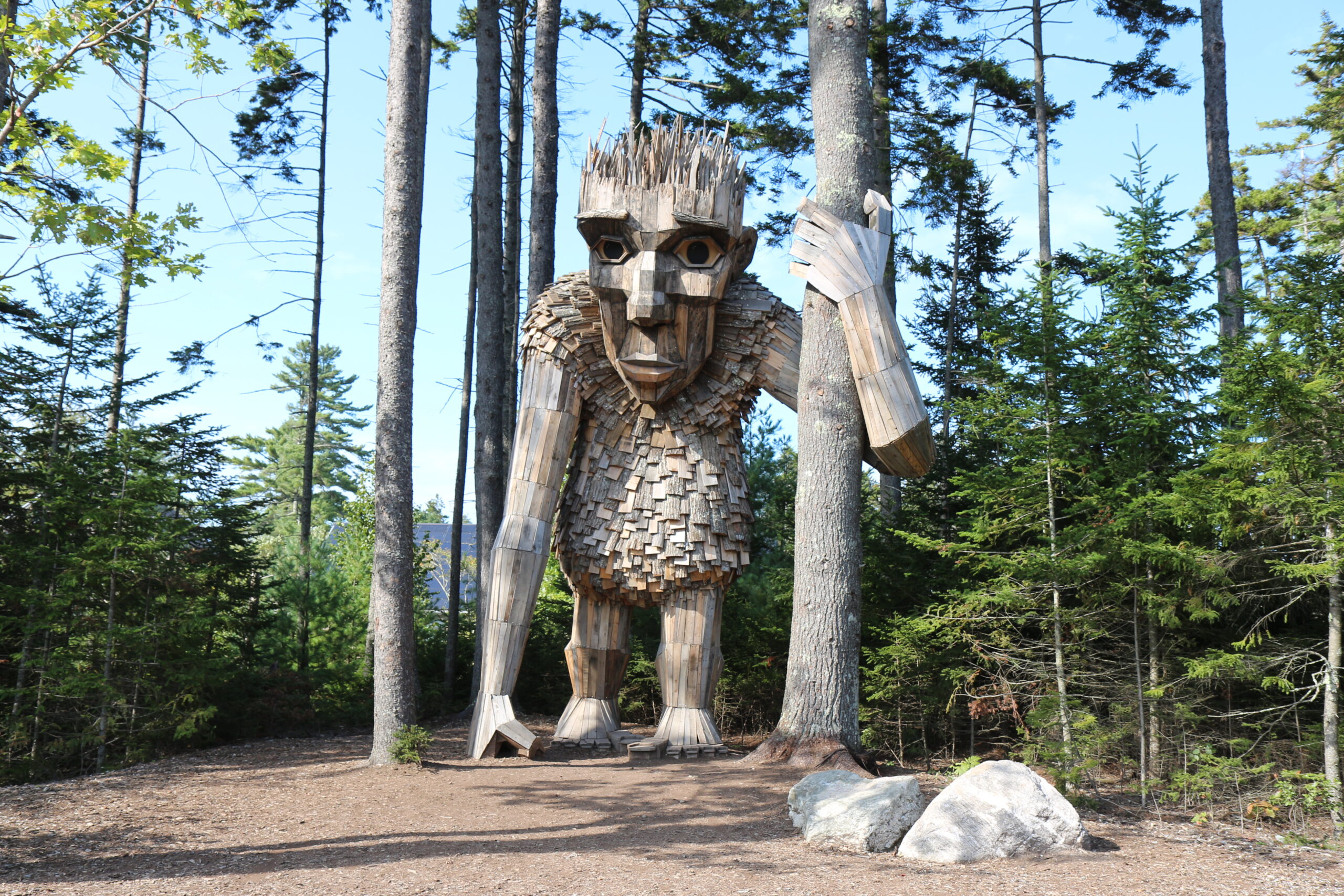 gran escultura de madera de un hombre en el bosque