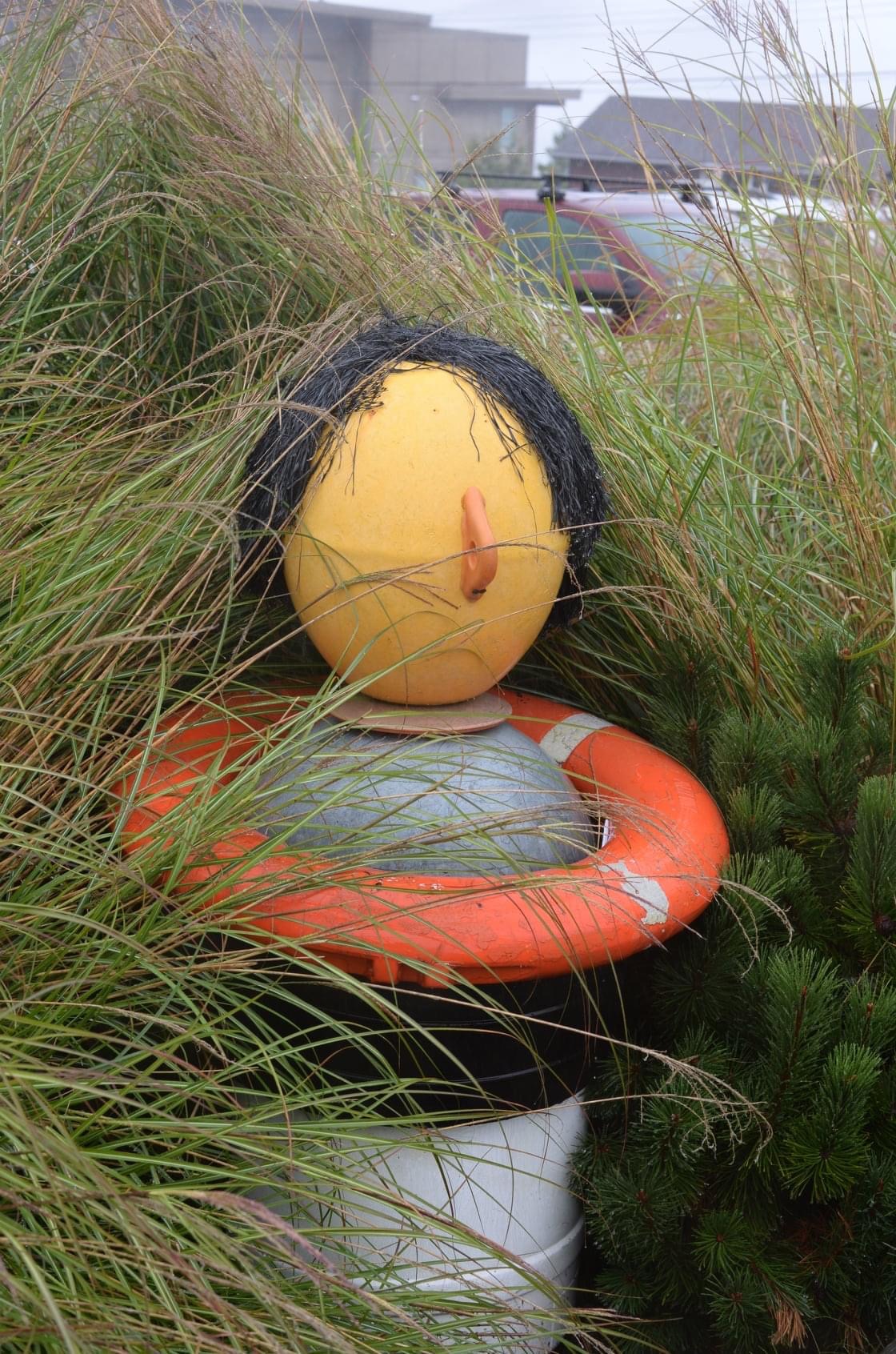 escultura de jardín abstracta diseñada para parecerse a una persona