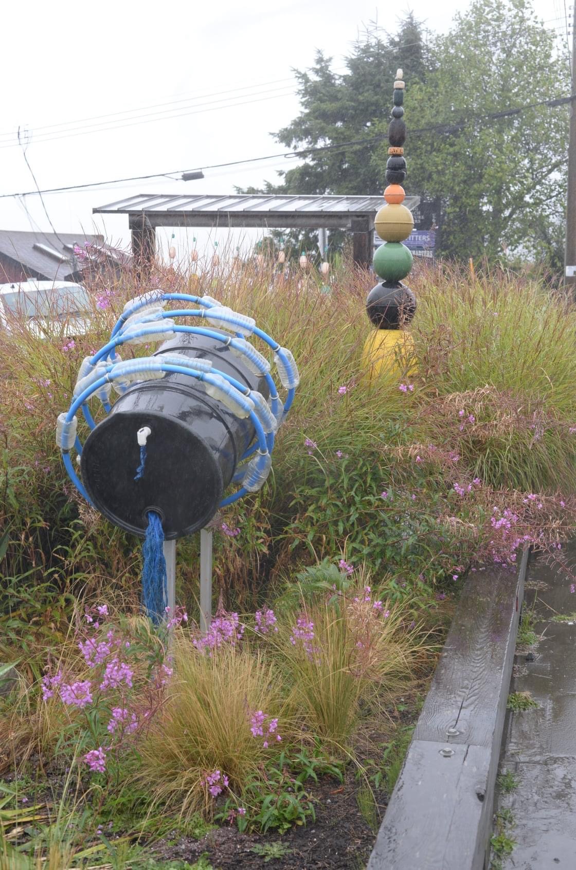Escultura de jardín hecha con botellas de plástico