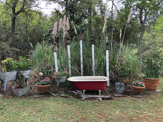 Jardín de contenedores con varias macetas únicas.