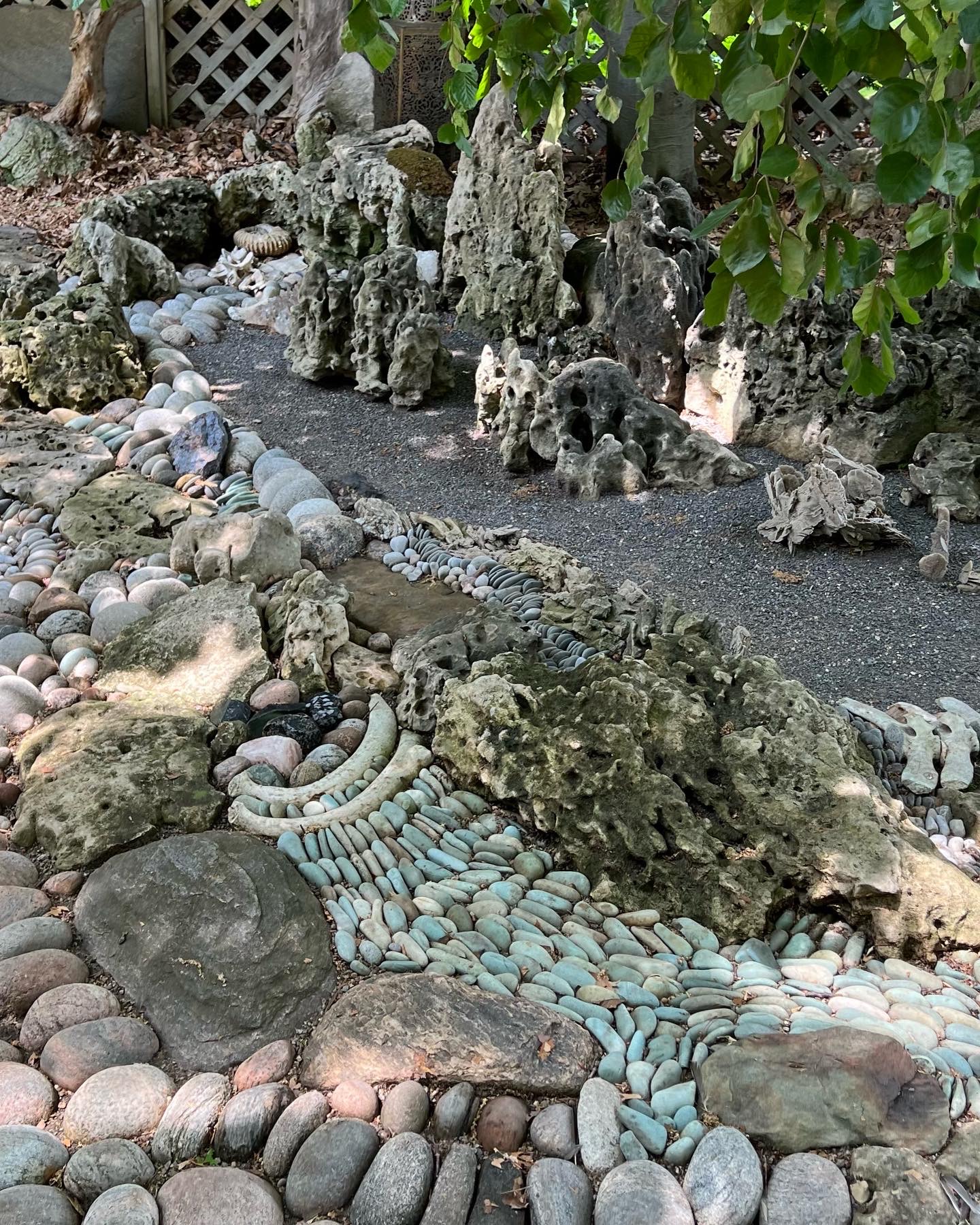 Jardín de diferentes rocas y piedras.