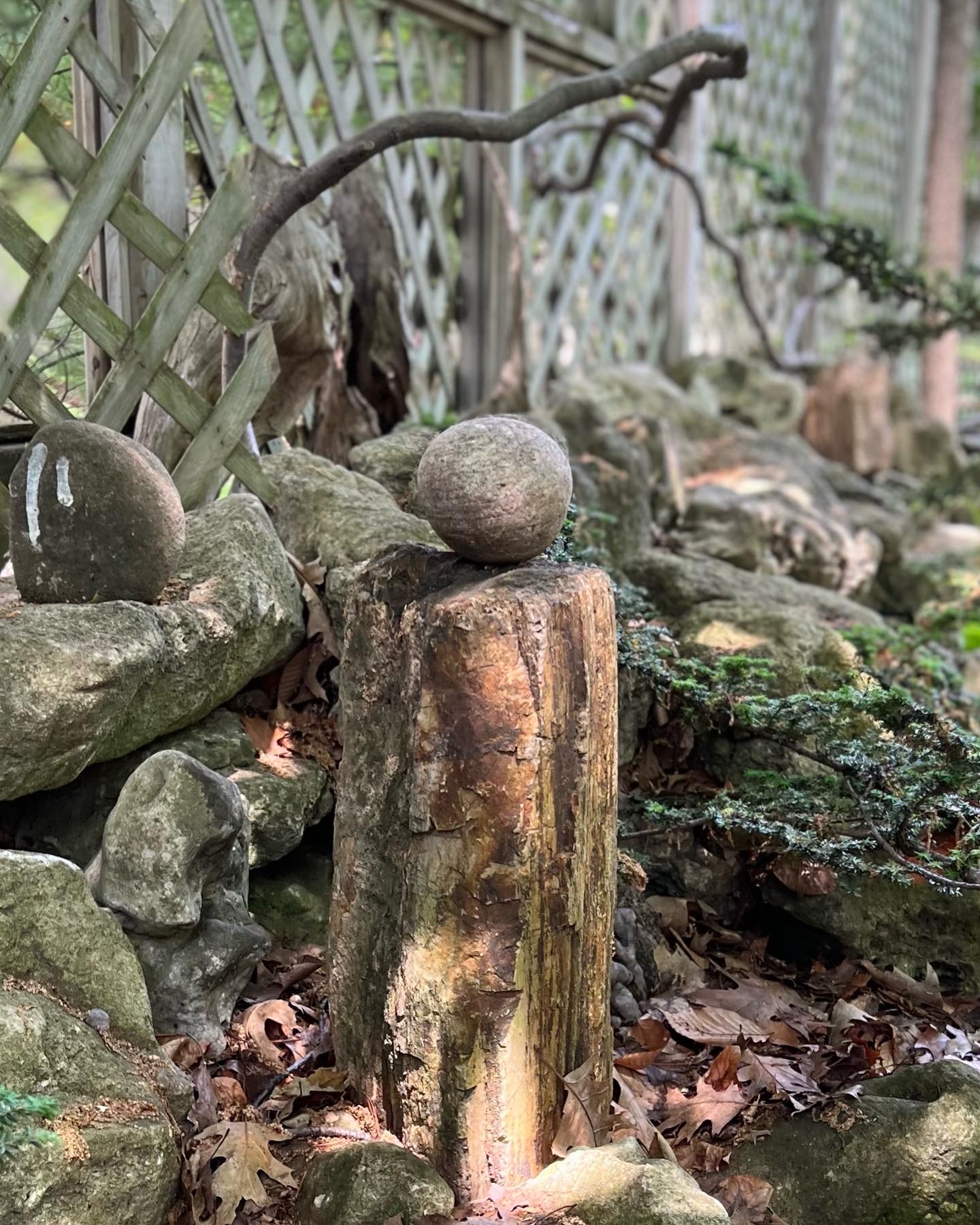 pequeña y sencilla escultura de piedra y tocón