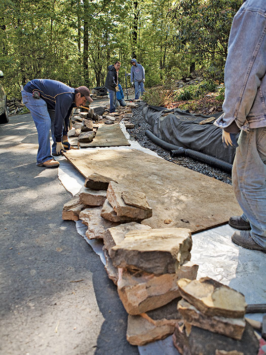 Setting the Stones for a Dry-Stack Retaining Wall - Fine Homebuilding