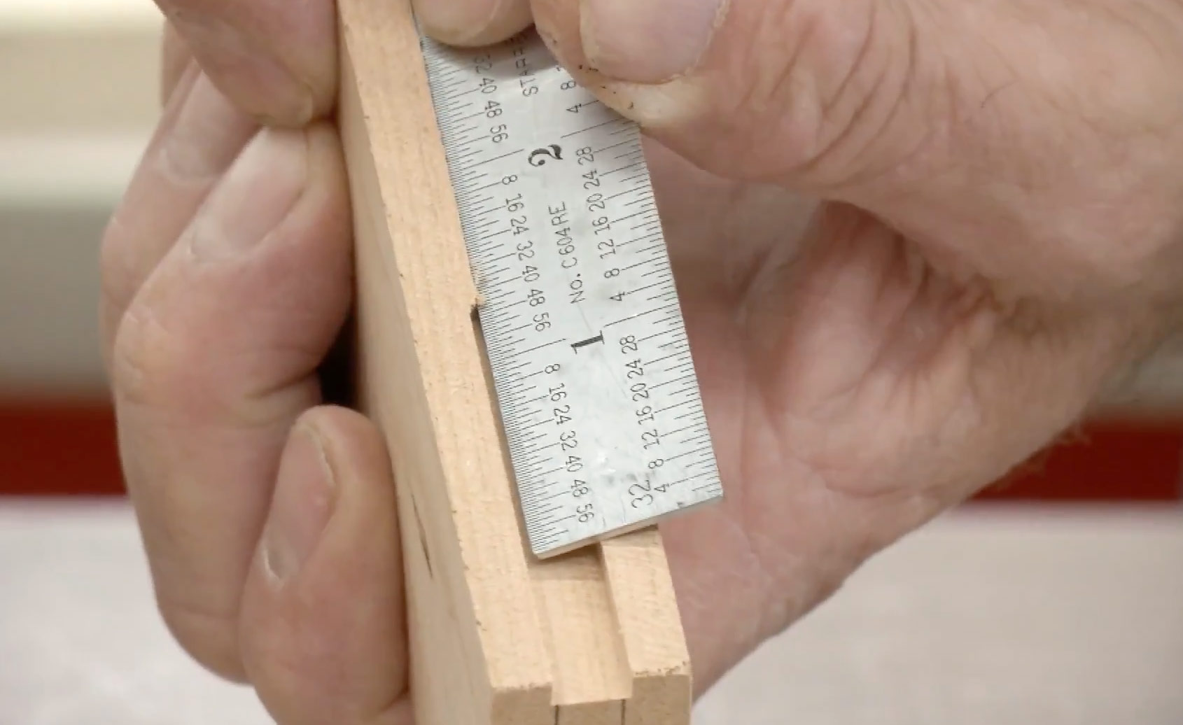 Centering a groove on a router table FineWoodworking