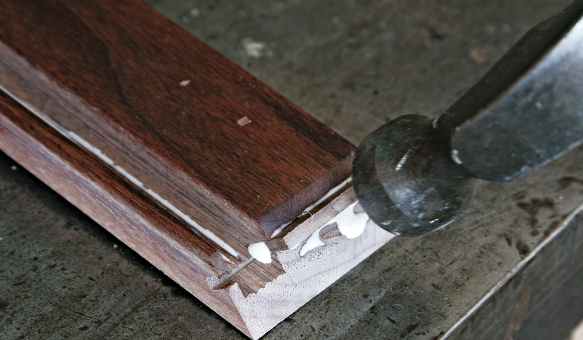 Insert splines in the kerfs