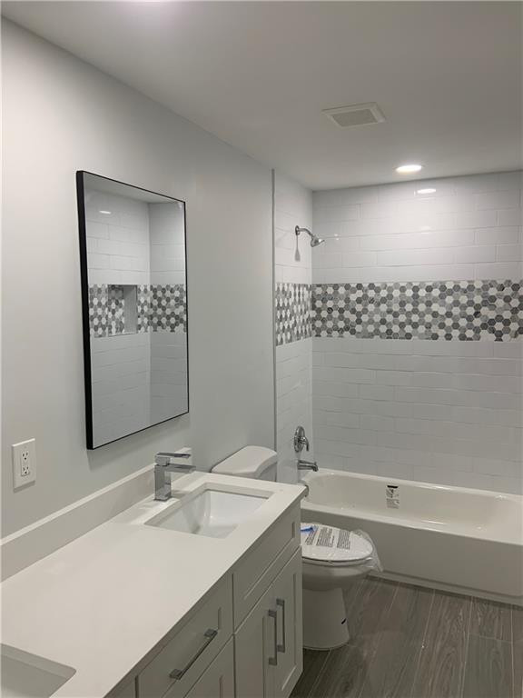 Dual sink vanity in 2nd bathroom