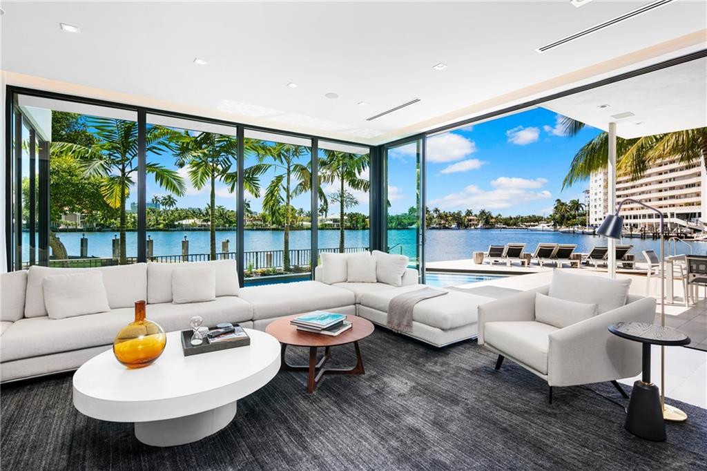 Living Space with gorgeous views!