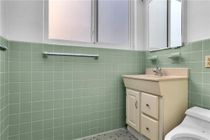 Level 1 bath beside the Mailds quarter/office. Level 1 bath beside the Mailds quarter/office.