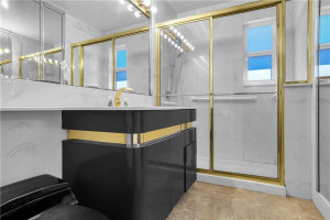 Level 2 bathroom on the same level as the main living area. Level 2 bathroom on the same level as the main living area.