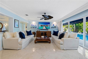 Open the doors and relax in these comfy couches! Open the doors and relax in these comfy couches!