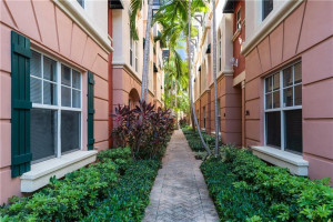 1033 NE 17th Way, 306, Fort Lauderdale, FL 33304