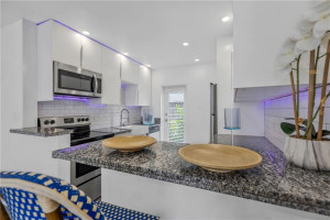 Welcome home to this beautiful 2 bedroom duplex apartment in Oakland Park.
