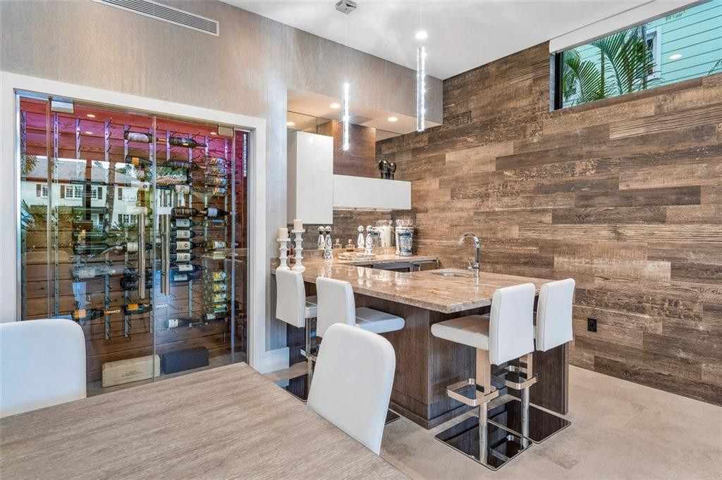 BAR & GLASS ENCLOSED WINE CELLAR