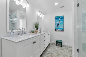 Completely renovated ensuite bath- perfection! Completely renovated ensuite bath- perfection!
