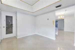 Huge Florida Room that leads to backyard. Huge Florida Room that leads to backyard.
