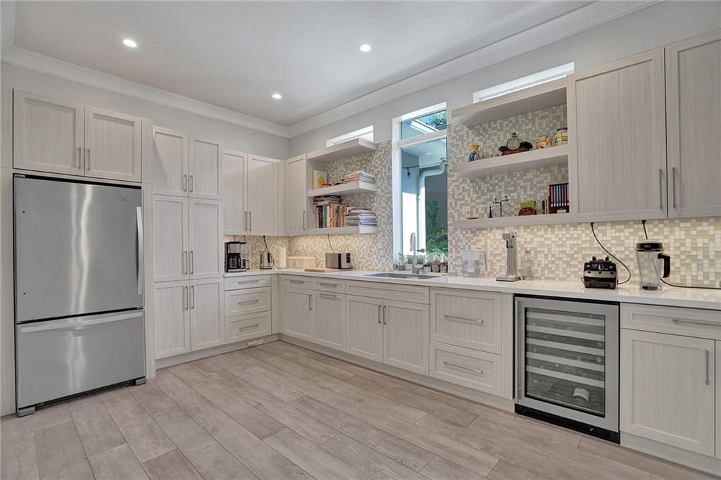 Butler's Pantry w/Refrigerator, Dishwasher, Wine Cooler