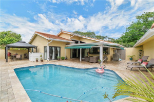 Entertain like a rock star on the oversized, TRAVERTINE pool deck with SUMMER KITCHEN.