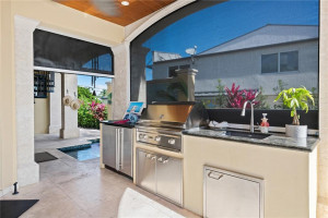 PREMIUM OUTDOOR KITCHEN WITH ALL OF THE BELLS AND WHISTLES