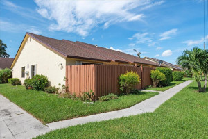172 Springdale Circle, 17-B, Palm Springs, FL 33461