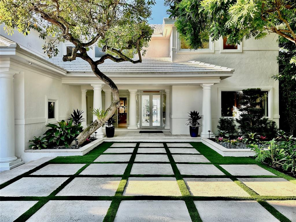 Beautiful Elegantly stated courtyard entry recently refreshed