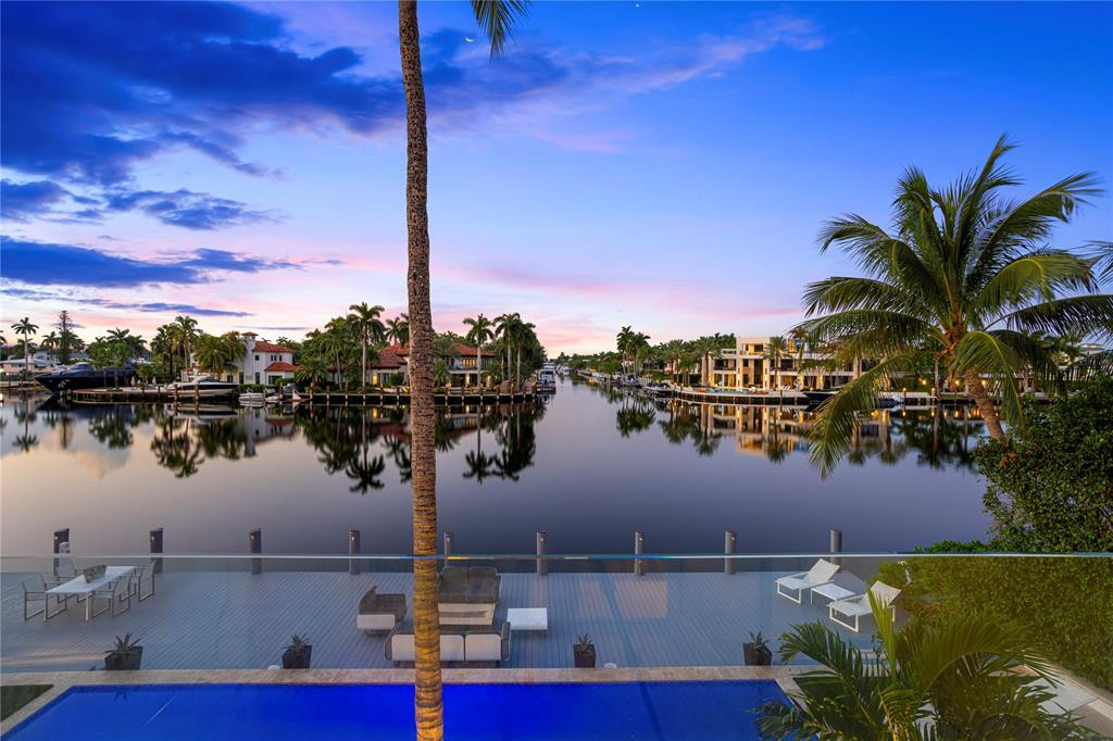 Wake up each morning to amazing unobstructed waterfront views on the Rio Barcelona Canal.